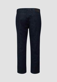 Pantaloni in denim scuro con taglio dritto, dotati di una texture liscia, due tasche posteriori e una cintura nera in evidenza.