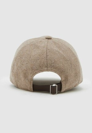 Hnědá vlněná čepice s zaobleným tvarem, nastavitelný kožený pásek vzadu a malý kulatý knoflík na vrchu. Čistý design, žádné viditelné vzory.