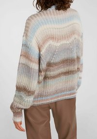 Sweter dzianinowy w miękkich pastelowych kolorach, z poziomymi paskami w kolorze kremowym, brązowym i niebieskim. Długie rękawy z ściągaczami i luźny krój.