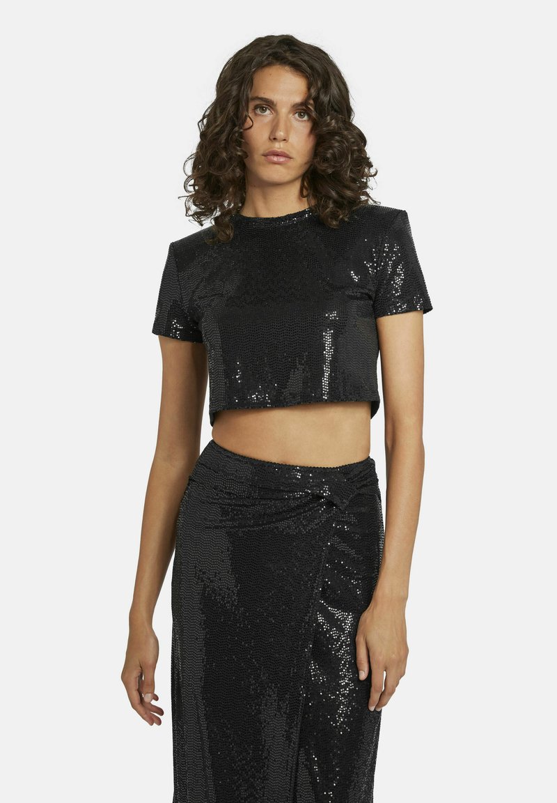 Zwarte cropped top en rok van paillettenstof, met een klassieke silhouet en een gladde textuur met een subtiele glans.
