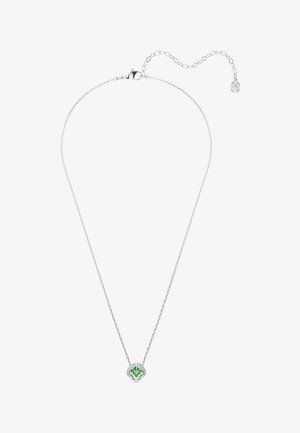 Collier en chaîne argentée avec un petit pendentif en pierre précieuse verte, entouré de pierres transparentes, et un fermoir ajustable avec maillons d’extension.