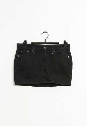 Schwarzer Denim-Minirock mit enganliegendem Schnitt, fünf Taschen und Knopfverschluss. Glatte Textur mit geradem Saum und dezenten Nähten.