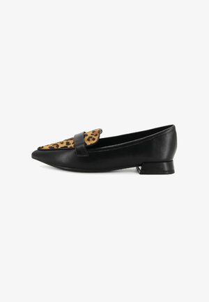 Scarpa piatta nera in pelle con punta a punta, caratterizzata da un accento in tessuto leopardato sulla parte superiore e un tacco basso e piccolo.