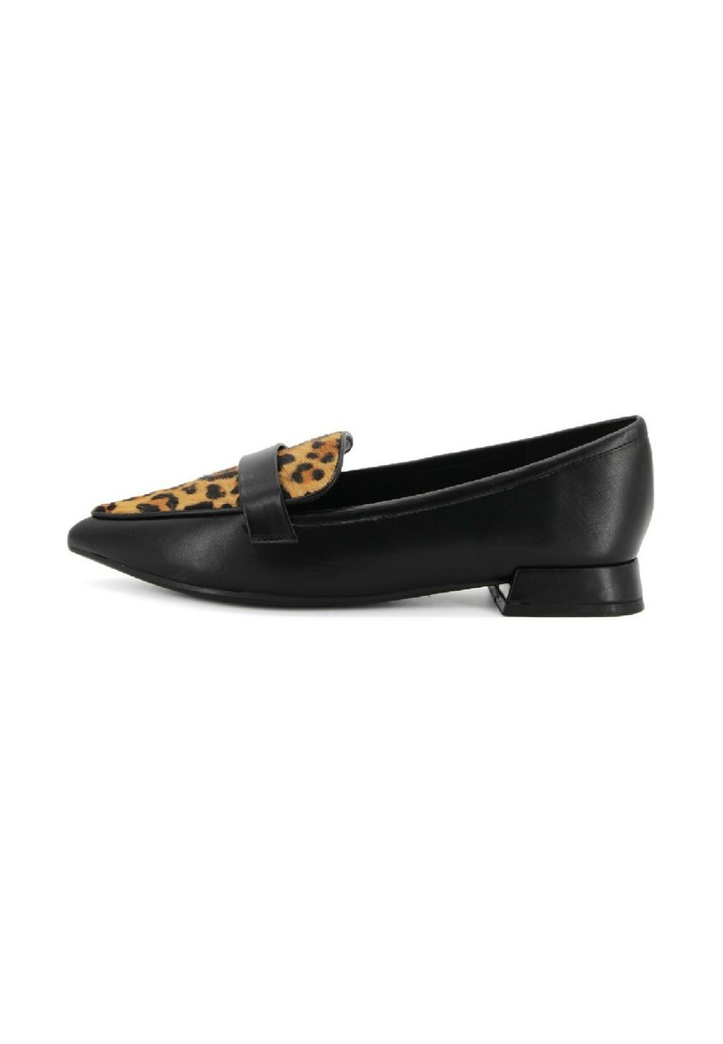 Scarpa piatta nera in pelle con punta a punta, caratterizzata da un accento in tessuto leopardato sulla parte superiore e un tacco basso e piccolo.
