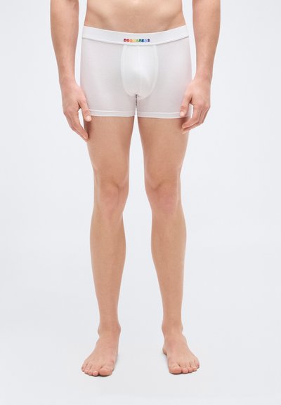 Λευκά boxer briefs με εφαρμοστή σχεδίαση, ελαστική μέση με τη λέξη "DSQUARED2" σε ουράνιο τόξο χρωμάτων, απαλό ύφασμα και μήκος μέχρι το μέσο του μηρού.