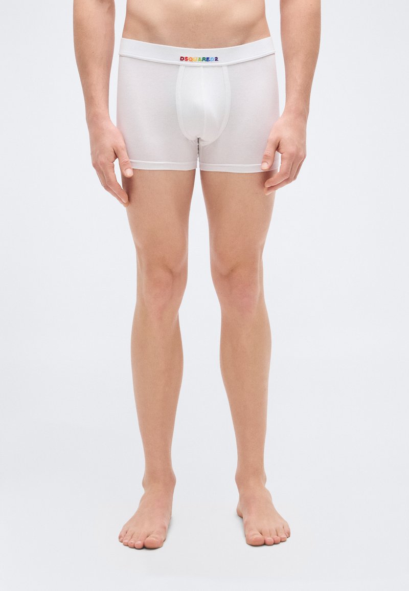Boxer briefs blancs à coupe ajustée, taille élastique arborant "DSQUARED2" aux couleurs arc-en-ciel, tissu doux et longueur jusqu'au milieu de la cuisse.