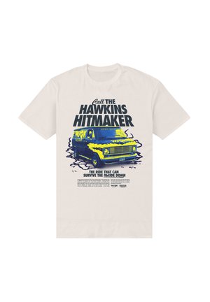 Hellcremefarbenes T-Shirt mit einem Grafiksprint eines blauen und gelben Vans, darüber der Text "Call the Hawkins Hitmaker" und darunter ein Slogan.