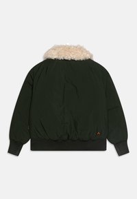 Polstret grønn jakke med en fluffy beige krage, ribbede mansjetter og en tilpasset nederkant. Har oransje merkevare på venstre side.