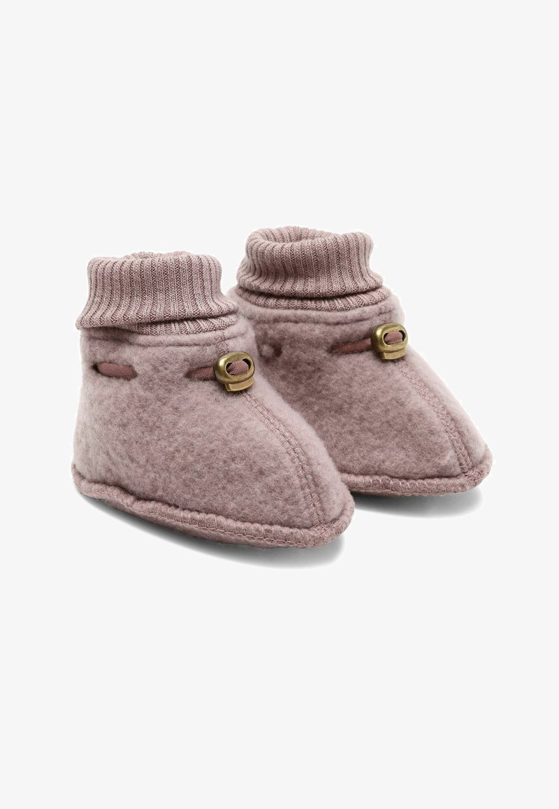 Filzschuhe in sanftem Rosa mit gestrickten Knöchelbündchen. Mit einem dekorativen Knopf und sticktechnischen Akzenten. Abgerundete Zehenform.