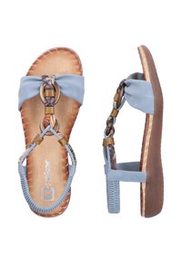 Sandales plates pour femmes avec des brides en tissu bleu clair, détails tressés à motifs, semelle intérieure rembourrée couleur tan, et semelle extérieure texturée marron, vues de dessus et de côté.