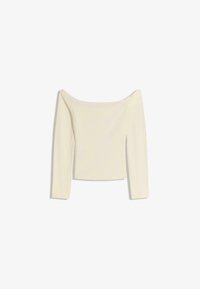 Kremasti top s off-the-shoulder krojem, dugim rukavima, uskim strukom, glatkom teksturom i čistim linijama. Bez uzoraka ili hardverskih detalja.