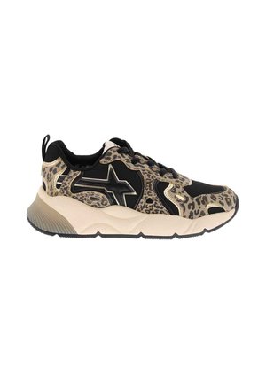 Sneakers con stampa leopardata e dettagli neri, caratterizzate da una suola in gomma texturizzata e una silhouette oversize. Il design include un'aletta posteriore per facilitare la calzata.