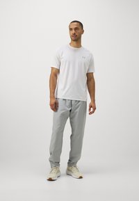 Under Armour RIVAL WOVEN - Broek - mod gray/white