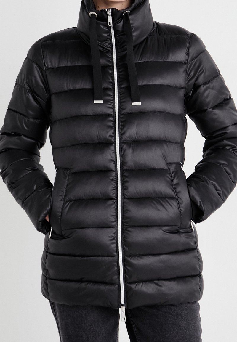 Černá péřová bunda s prošívaným vzorem, vysokým límcem, předním zipem a dvojitými stahovacími šňůrkami. Má boční kapsy a hladkou texturu.