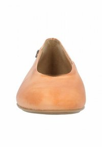 Zapato plano sin cordones hecho de cuero naranja liso. Presenta una punta redondeada y un diseño minimalista con un sutil acento lateral.