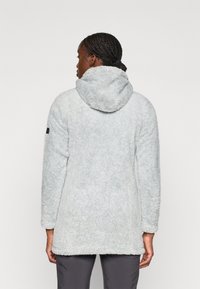 Giacca in pile peloso grigio chiaro con cappuccio e maniche lunghe, caratterizzata da una linea dritta e un retro leggermente più lungo.