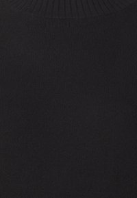 Svart stickad tröja med ribbad krage. Slät textur och enfärgad, med en klassisk passform utan mönster eller detaljer.