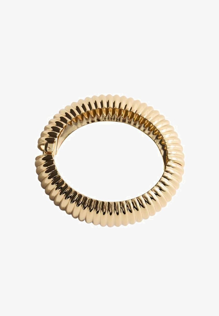 Náramek zlaté barvy s vlnkovým vzorem, obsahující zaoblené tvary a hladký, zrcadlově lesklý povrch. Kulatý tvar.