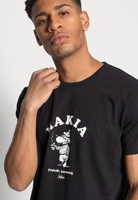 Makia MAKIA X MAURI KUNNAS SEADOG - T-shirt estampada - black