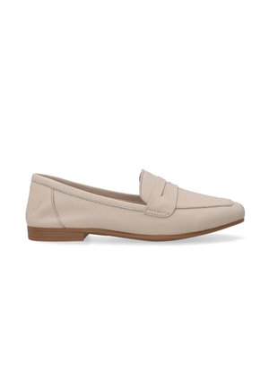Beige kožené mokasíny s prošívaným detailem přes nárt, nízkoprofilov�ý design a světle hnědá gumová podrážka. Hladký povrch po celém obvodu.