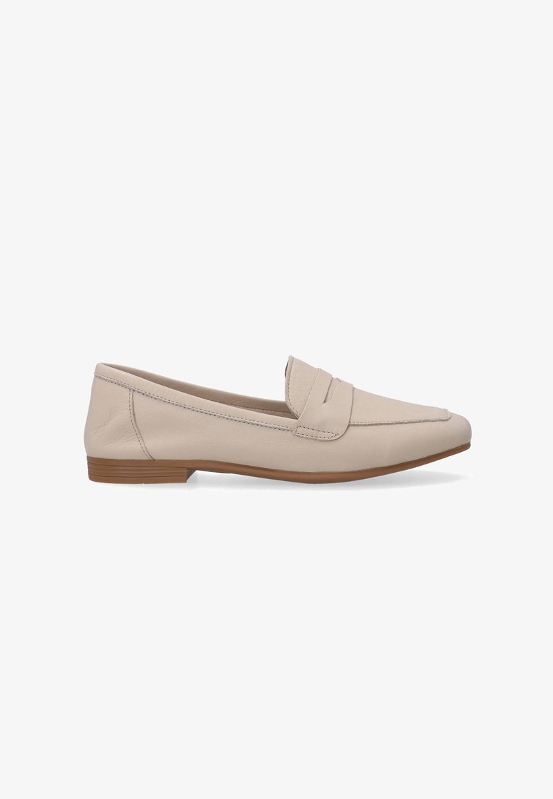 Beige kožené mokasíny s prošívaným detailem přes nárt, nízkoprofilový design a světle hnědá gumová podrážka. Hladký povrch po celém obvodu.