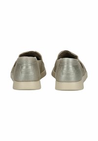 Metallisch silberne Slipper mit einer strukturierten Oberfläche und einer hellbeigen Sohle. Verfügt über ein eingeprägtes Logo an der Ferse. Entwickelt für den Freizeitgebrauch.