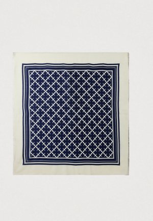 Tengerészkék és fehér mintás sál geometriai mintával, vastag tengerészkék szegéllyel, puha anyagból készült, sima textúrával.