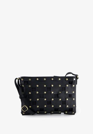 Czarna skórzana torba na ramię z metalowymi ćwiekami, z plecionym wzorem i regulowanym paskiem. Gładka tekstura z prostokątnymi akcentami.