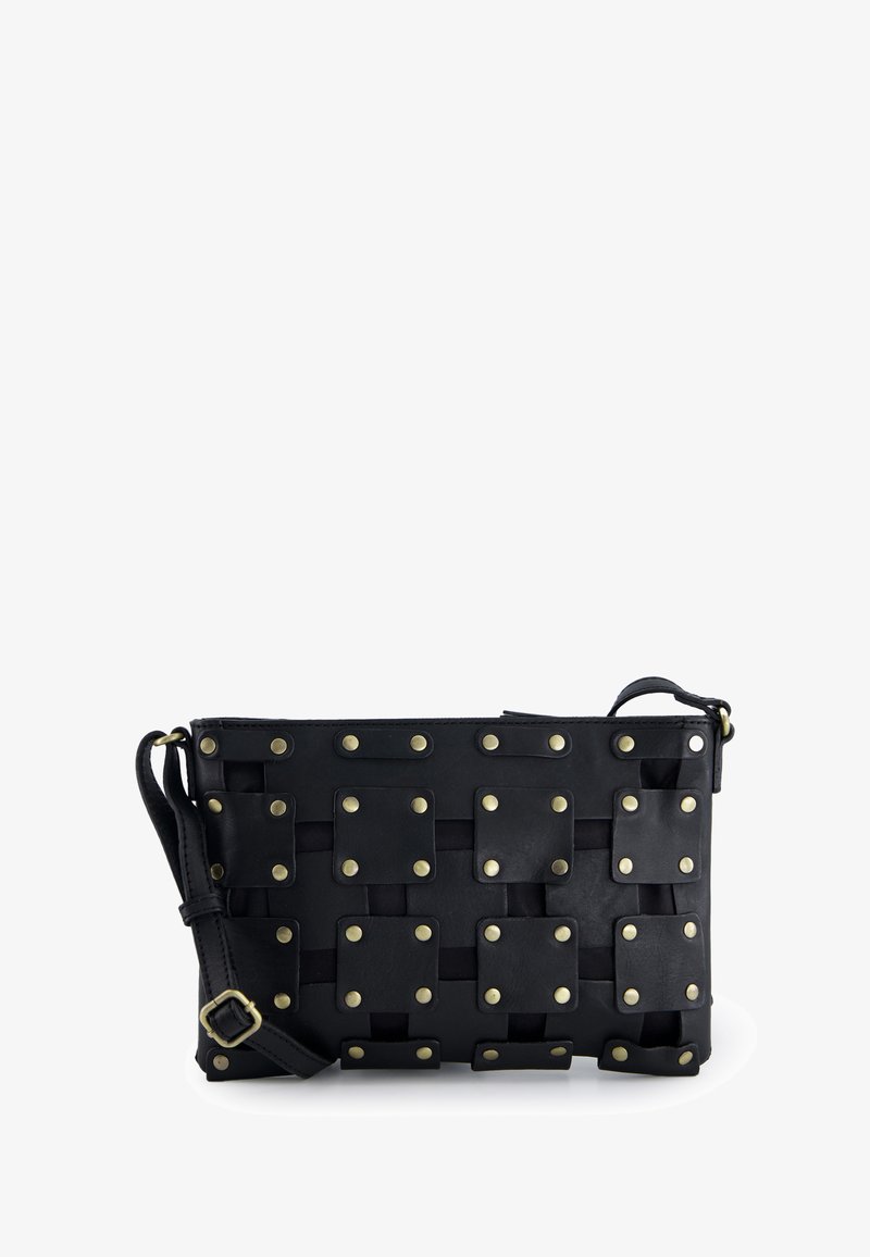 Černá kožená taška přes tělo s kovovými cvočky, se vzorem z tkaniny a nastavitelným popruhem. Hladký povrch s obdélníkovými akcenty.