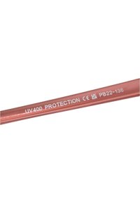 Bastone di plastica color corallo con testo bianco che recita "PROTEZIONE UV400 CE UK PB22-136", superficie liscia, forma cilindrica, contrassegnato con simboli di sicurezza.