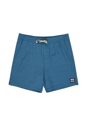 Shorts décontractés bleus avec taille élastique et cordon de serrage blanc, deux poches latérales, et une petite étiquette logo rectangulaire sur la jambe gauche.