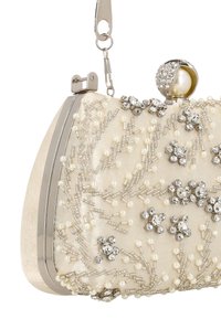 Clutch decorat cu mărgele din țesătură ivoriu, având modele florale din perle și cristale. Închizătoare argintie cu un accent sferic de perlă.