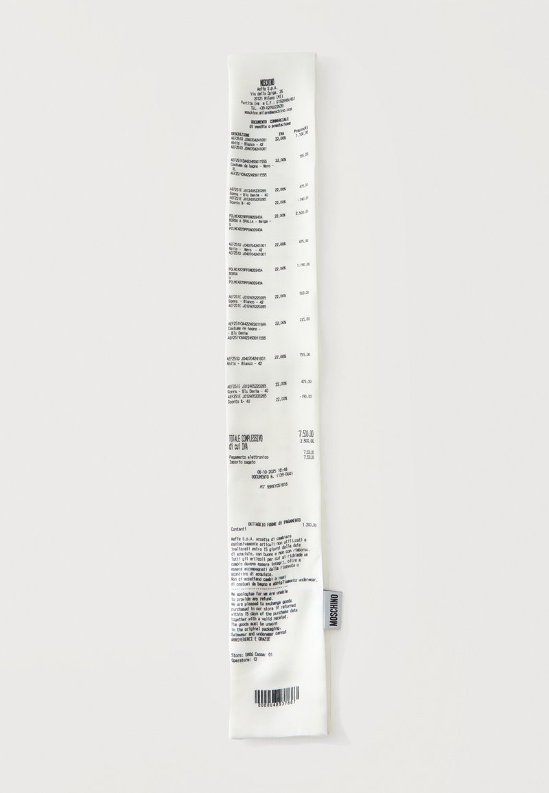 Long reçu blanc Moschino avec texte détaillé imprimé, prix, détails de paiement et un code-barres sur un fond clair uni.