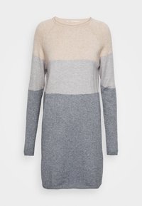 Maglione lavorato a maglia con un design a blocchi di colore in beige, grigio chiaro e grigio scuro. Maniche lunghe, scollo a rotondo, texture morbida e lunghezza media.