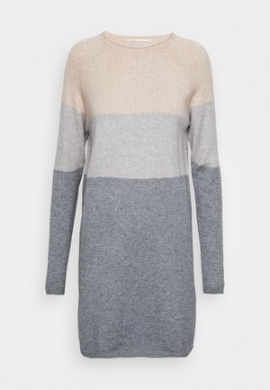 Maglione lavorato a maglia con un design a blocchi di colore in beige, grigio chiaro e grigio scuro. Maniche lunghe, scollo a rotondo, texture morbida e lunghezza media.
