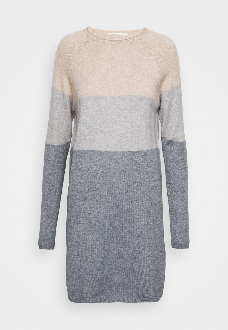 Maglione lavorato a maglia con un design a blocchi di colore in beige, grigio chiaro e grigio scuro. Maniche lunghe, scollo a rotondo, texture morbida e lunghezza media.