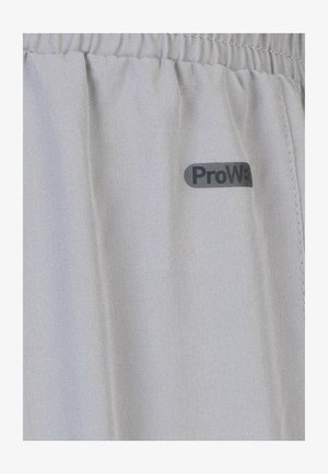 Grijze, lichte stoffen broek met een elastische tailleband. Heeft een zwart "ProW3" logo aan de zijkant. Gladde textuur en casual ontwerp.