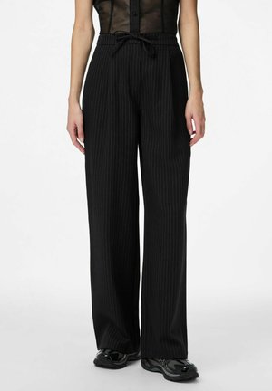 - Spodnie materiałowe