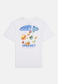 Biała koszulka z kolorową grafiką planet oraz napisem "Sfera Astronomiczna" i "Otwarte 24/7" w niebieskich i czarnych literach.