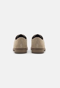 Pier One LEATHER - Šnurovačky - beige