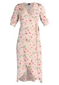 Sukienka kopertowa w kwiaty z krótkimi rękawami, o jasnobeżowym tle, z różowymi i zielonymi wzorami kwiatów oraz teksturowaną tkaniną z rozcięciem na dole.