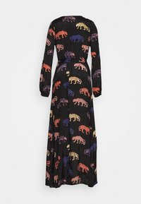 Robe maxi noire à manches longues avec imprimés colorés de léopard et de panthère en rouge, jaune, rose, violet et bleu, vue de dos.