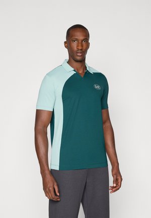 Polo a maniche corte in verde scuro e turchese chiaro, con colletto, tessuto textured e logo sul petto.