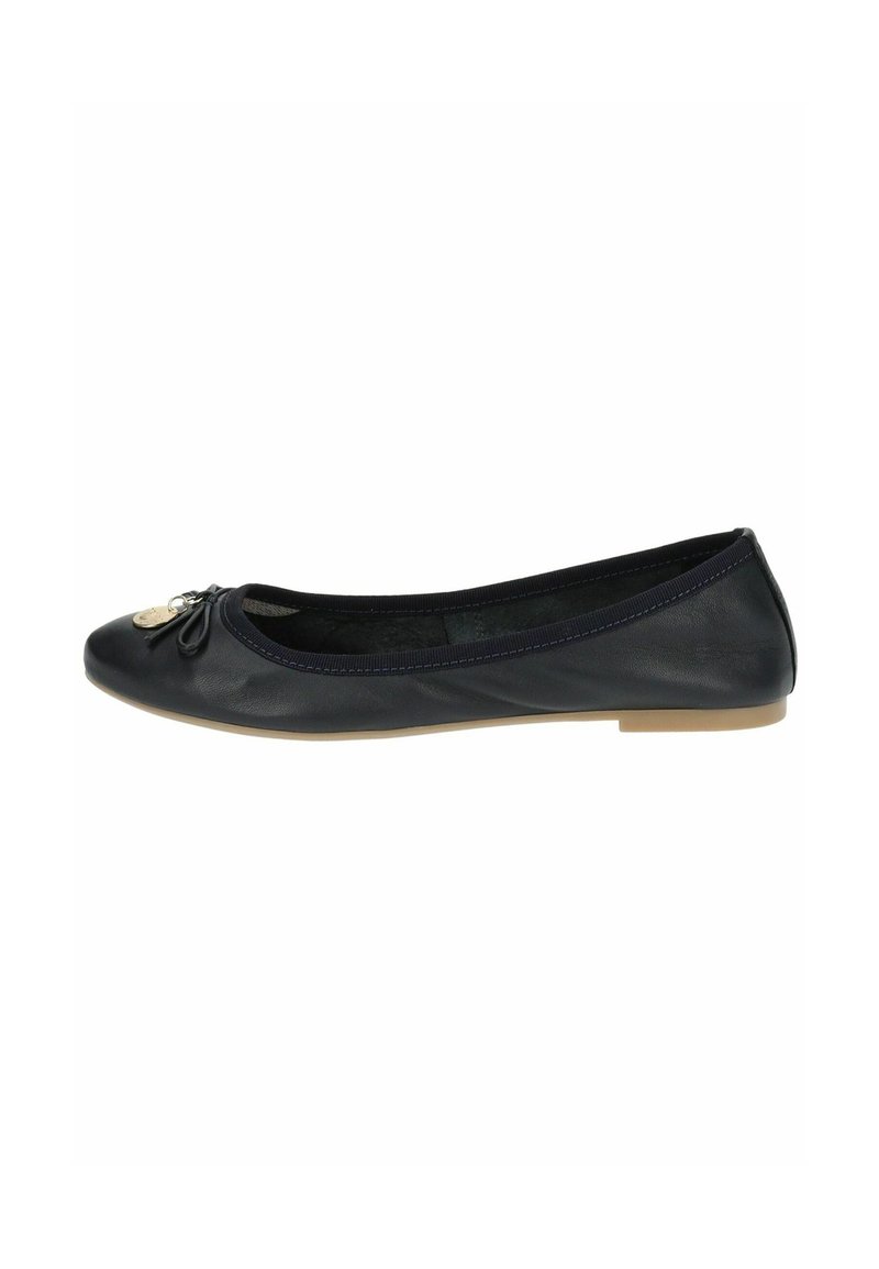 Ballerina in pelle nera, con punta tondeggiante, ornata da un fiocco decorativo e un accento metallico, con suola in gomma beige.