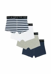 Trois paires de boxers : une rayée bleu marine et blanche, une blanche unie, une grise unie, toutes avec des ceintures élastiques noires étiquetées "THE NEW."