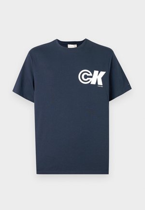 Marineblå T-shirt med korte ærmer og rund hals, med hvid CK-logo og "Calvin Klein"-tekst på venstre bryst.