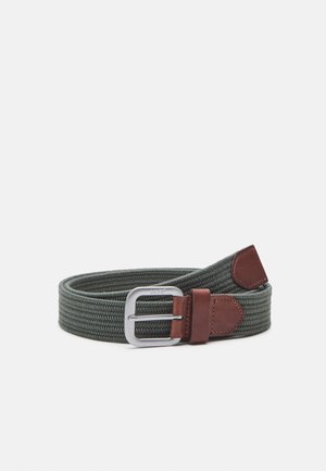 Ceinture en tissu tressé vert foncé enroulée, avec une boucle rectangulaire en métal argenté et des accents en cuir marron sur la boucle et la pointe.