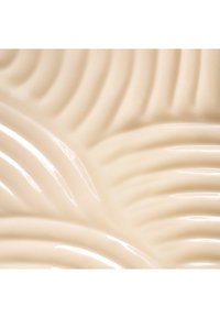 Teksturowana płytka ceramiczna w jasnobeżowym kolorze o błyszczącym wykończeniu, z falistym wzorem, który tworzy głębię i wizualne zainteresowanie.