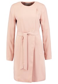 Cappotto lungo rosa chiaro a maniche lunghe realizzato in tessuto morbido, dotato di una vita con cintura e scollatura rotonda. Design minimalista senza motivi o accenti.