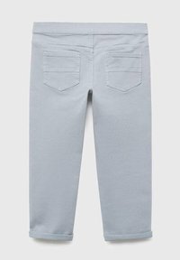 Pantaloni din denim gri deschis, cu croi drept, tiv cu tiv, și două buzunare spate cu detalii cusute. Textură moale și finisaj neted.